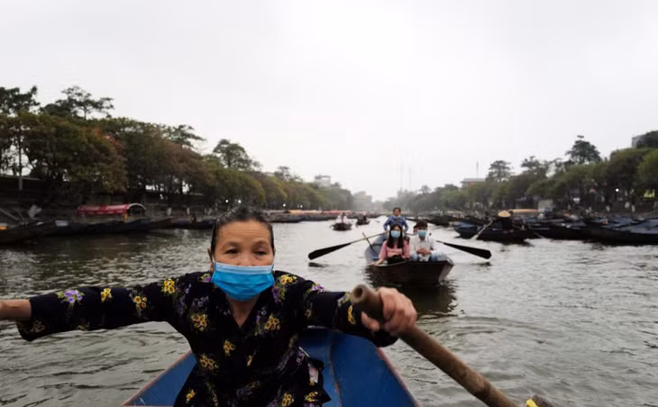 Người dân địa phương chèo đò chở khách trên suối Yến (chùa Hương)