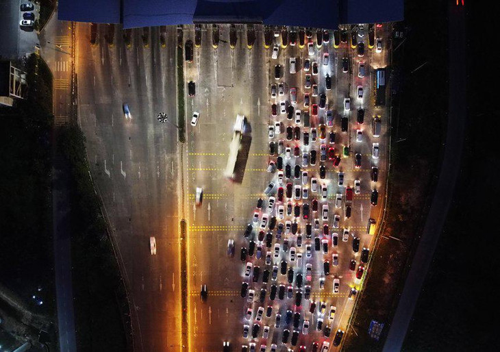 Trong khi làn thu phí tự động không dừng vắng bóng xe cộ thì ở làn thu phí thủ công, các tài xế phải xếp thành hàng dài. Nhiều tài xế đi nhầm vào làn thu phí không dừng đã nhanh chóng chuyển làn để tránh bị xử phạt. Tuy nhiên điều này gây xung đột về luồng giao thông khiến tình trạng ùn ứ thêm nghiêm trọng.