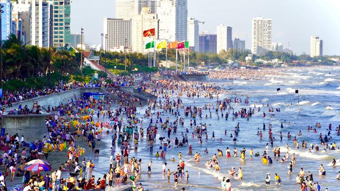 Du khách chen chúc tắm tại khu vực Bãi Sau, TP. Vũng Tàu trong chiều mùng 2 Tết