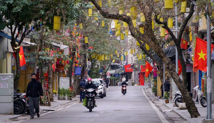 Phố cổ Hà Nội trong khung cảnh đầu năm khác hẳn với ngày thường bởi người dân buôn bán tấp nập, chật chội và không thể có được không khí trong lành, yên tĩnh như sáng mùng 1 Tết. Ảnh: Vietnam+