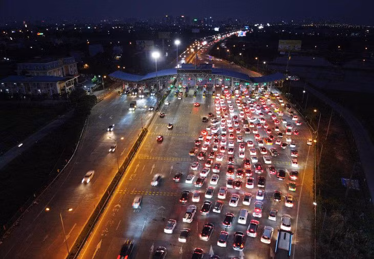 Tài xế Vũ Hoàng Long cho hay anh mất khoảng 25 phút để thoát khỏi khu vực ùn tắc và hoàn thành việc thu phí. Lúc 18h, đơn vị khai thác tuyến không xả trạm.