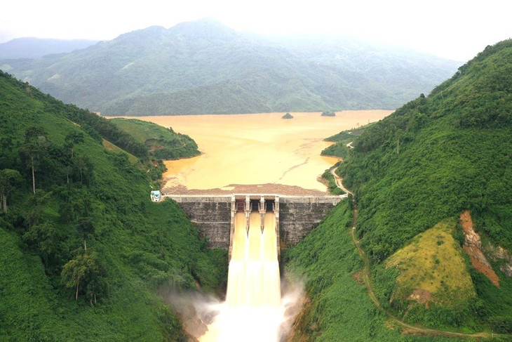 Các hồ thủy điện lớn ở thượng nguồn tỉnh Quảng Nam đồng loạt xả nước từ chiều 11/11 để chuẩn bị đón lũ Các hồ thủy điện lớn ở thượng nguồn tỉnh Quảng Nam đồng loạt xả nước từ chiều 11/11 để chuẩn bị đón lũ