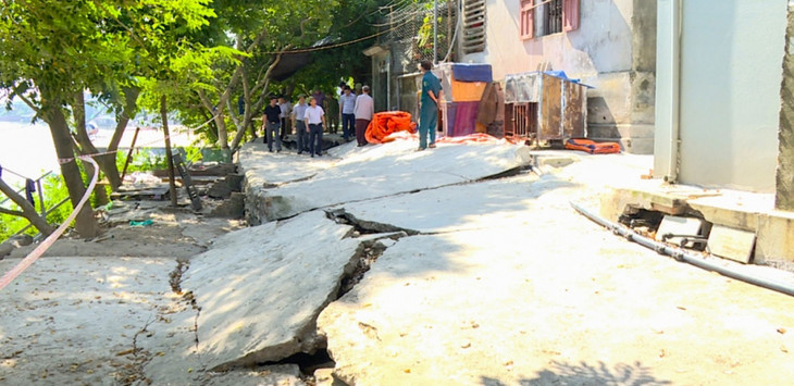 Đọan đê sông Cầu bị nứt lún