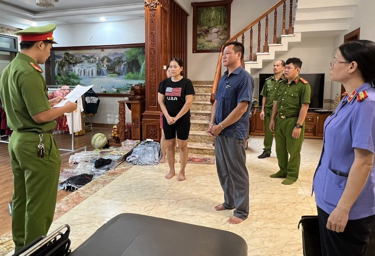 Lê Văn Hòa (giữa) nghe đọc lệnh bắt tạm giam sáng 16/11