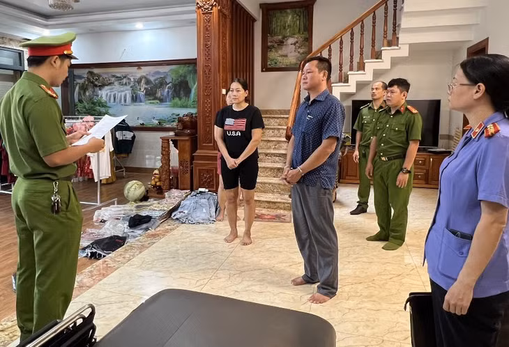 Lê Văn Hòa (giữa) nghe đọc lệnh bắt tạm giam sáng 16/11