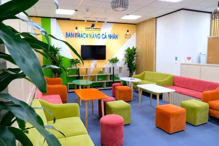 Đây cũng là nơi để mỗi CBNV được thể hiện sự gắn bó với tập thể, với công việc, với VinaPhone theo những cách rất riêng mình. Nhiều chương trình hướng tới mục tiêu tiết kiệm tài nguyên, năng lượng một cách thiết thực cũng đã được triển khai tới toàn bộ CBNV VNPT VinaPhone trong suốt những năm qua và đang tạo nên những hiệu quả rõ rệt.