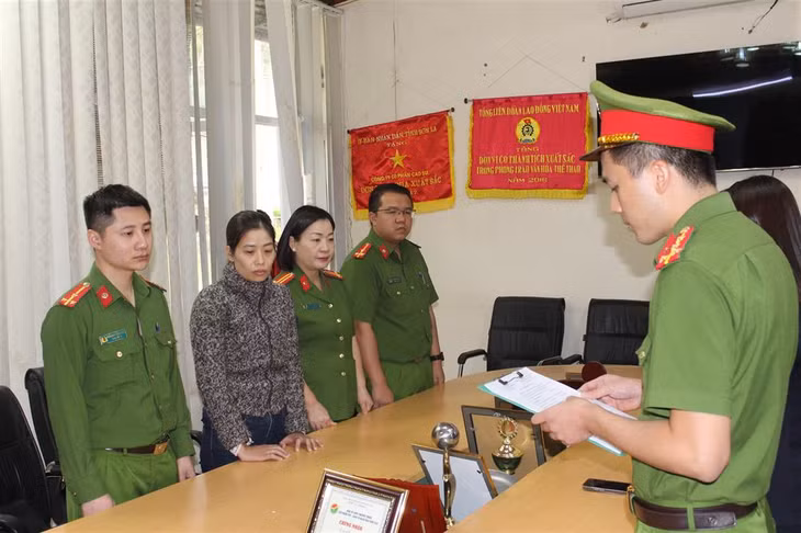 Đỗ Thị Duyên (áo khoác xám) tại cơ quan công an