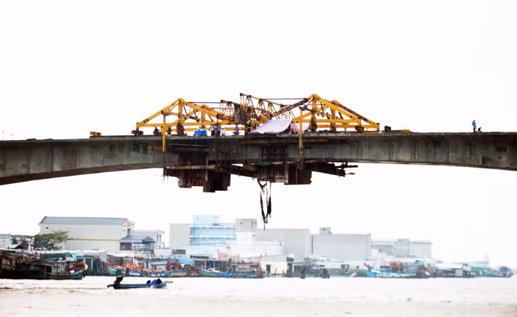 Vị trí hợp long cầu Ông Đốc nối đôi bờ thị trấn Sông Đốc