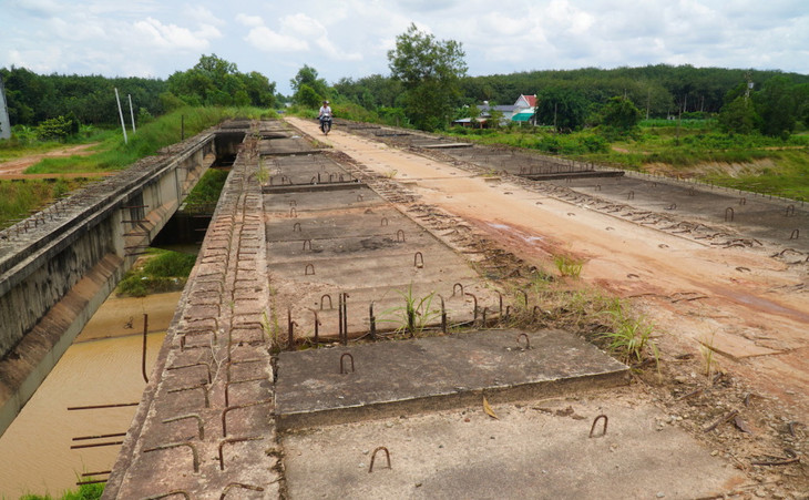 Cầu qua kênh Phước Hòa dang dở sau 12 năm sẽ được thi công trở lại