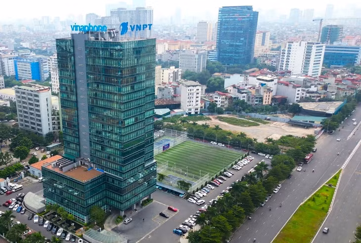 Tọa lạc tại một trong những khu đất “vàng” của quận Tây Hồ (Hà Nội), xung quanh là những khu vực “hot” như Hồ Tây, khu ngoại giao đoàn, các trung tâm mua sắm, buôn bán sầm uất,… không gian xanh mát bao trùm của tòa nhà VNPT VinaPhone đã tạo nên một điểm nhấn đặc biệt giữa lòng phố thị.