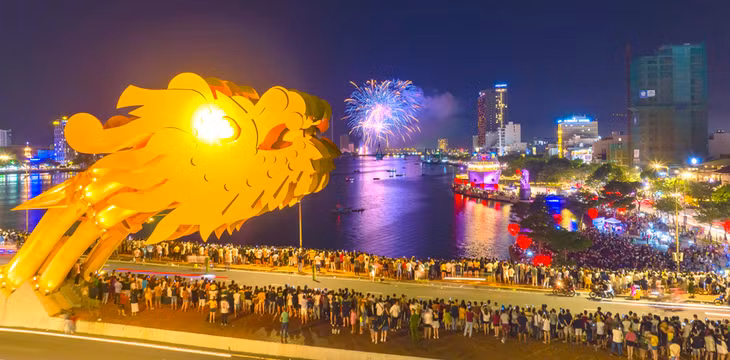 Du khách đổ xô đến cầu Rồng để xem lễ hội bắn pháo hoa ở Đà Nẵng