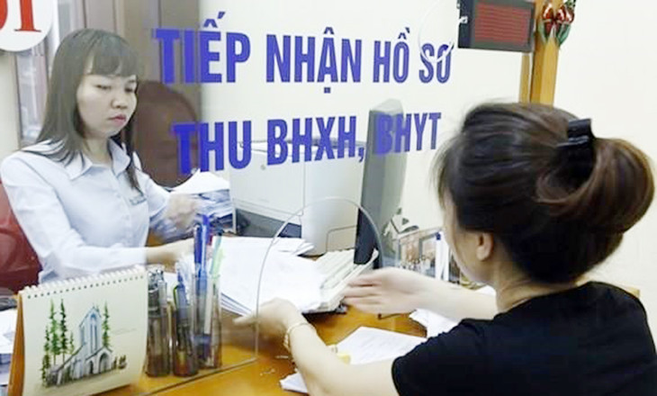 Người dân giao dịch tại Bảo hiểm Xã hội. Ảnh minh họa