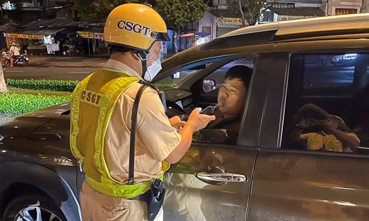 CSGT kiểm tra nồng độ cồn tài xế trên xa lộ Hà Nội, TP Thủ Đức