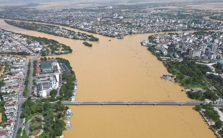 Nước sông Hương sáng 17/11