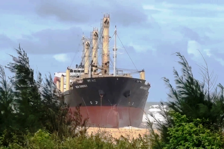 Tàu New Energy dạt vào bờ biển xã Tam Nghĩa, huyện Núi Thành