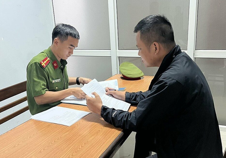 Bị can Nguyễn Thái Điền (áo đen) tại cơ quan điều tra