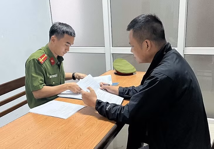 Bị can Nguyễn Thái Điền (áo đen) tại cơ quan điều tra