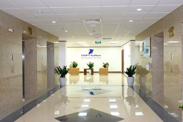 Được trang bị những công nghệ hiện đại hàng đầu, tòa nhà VNPT VinaPhone được quản lý và vận hành theo hướng thông minh hóa, tự động hóa 24/7 với hệ thống chiếu sáng, điều hòa thông minh, tưới tiêu tự động,… Riêng khu vực thang máy cũng được tích hợp các cảm biến thông minh để tùy biến hoạt động theo nhu cầu từng thời điểm trong ngày. Đây cũng là một trong những yếu tố giúp lượng điện tiêu thụ tại tòa nhà liên tục giảm 3-5% mỗi năm, cho dù số lượng CBCNV làm việc ở đây liên tục tăng lên.