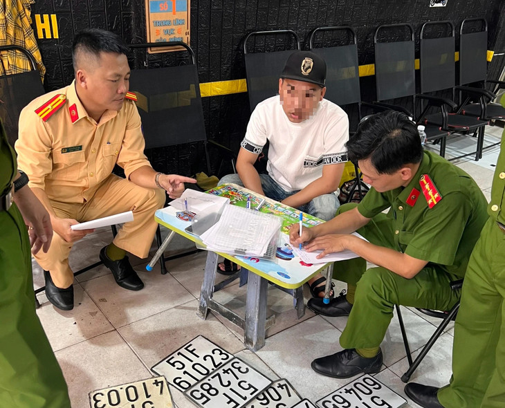 Công an TP.HCM phát hiện hàng trăm biển số giả ở các cửa hàng khắc dấu, in ấn...