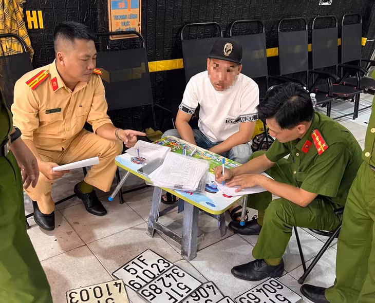 Công an TP.HCM phát hiện hàng trăm biển số giả ở các cửa hàng khắc dấu, in ấn...