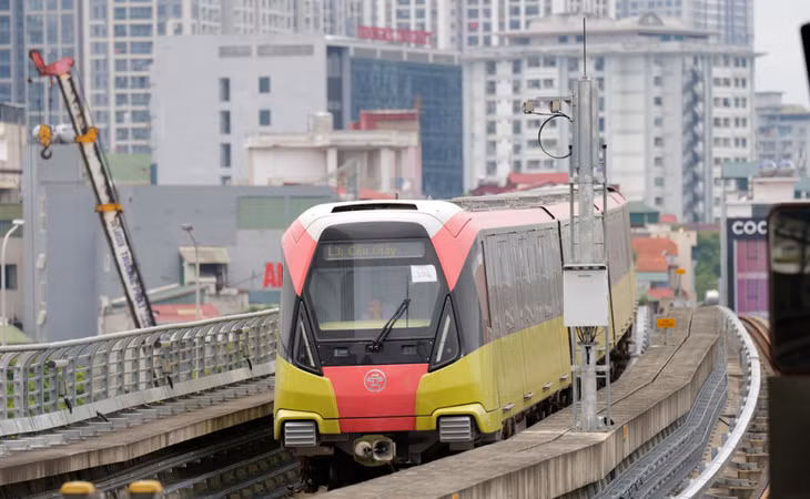 Tàu tuyến metro Nhổn - ga Hà Nội chạy thử nghiệm trên đường ray