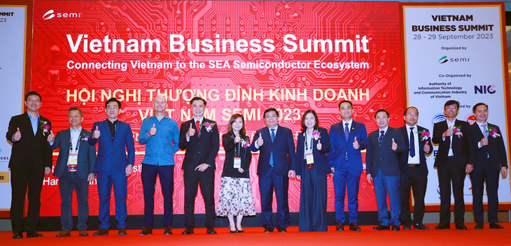 Các đại biểu chụp ảnh lưu niệm tại Hội nghị. Ảnh: Lê Tiên