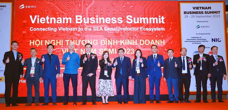 Các đại biểu chụp ảnh lưu niệm tại Hội nghị. Ảnh: Lê Tiên