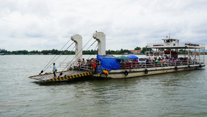 Phà An Bình nối TP. Vĩnh Long với cù lao An Bình phục vụ mỗi ngày khoảng 15.000 người