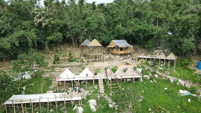 Một homestay đang xây dựng trên núi Cấm