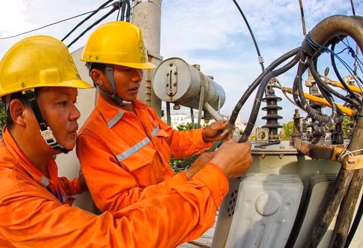 Công nhân ngành điện bảo dưỡng thiết bị, hệ thống máy tại trạm biến áp.