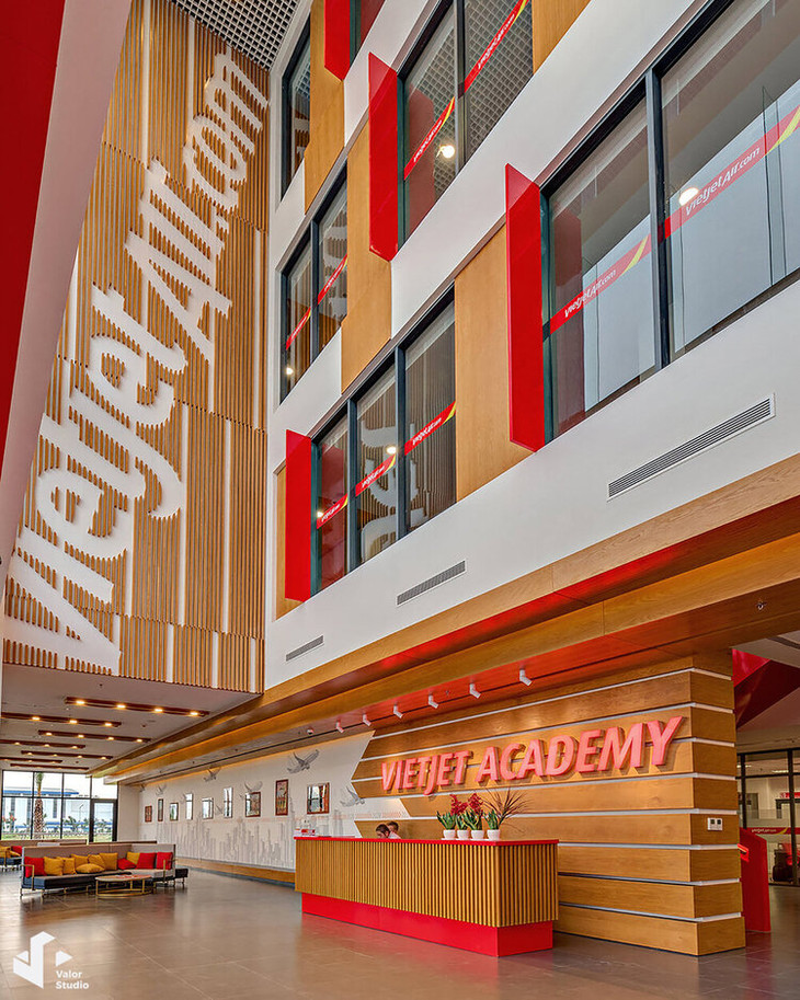 Học viện Hàng không Vietjet đạt tiêu chuẩn châu Âu tại Thành phố Thủ Đức, Thành phố Hồ Chí Minh cung cấp các khoá đào tạo chuyên ngành hàng không, nghiên cứu và phát triển trong lĩnh vực hàng không. Ảnh: Học viện Hàng không Vietjet