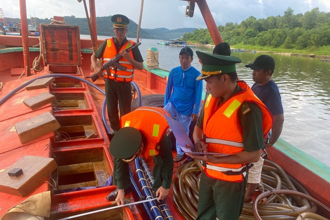 Cán bộ Đồn Biên phòng cửa khẩu cảng An Thới đo khối lượng dầu trên 2 tàu vận chuyển trái phép