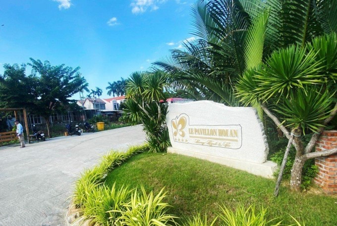 Biển đá có hình 4 ngôi sao của khách sạn Le Pavillon Hoi An được gắn trước lối vào (hiện đã được tháo dỡ)