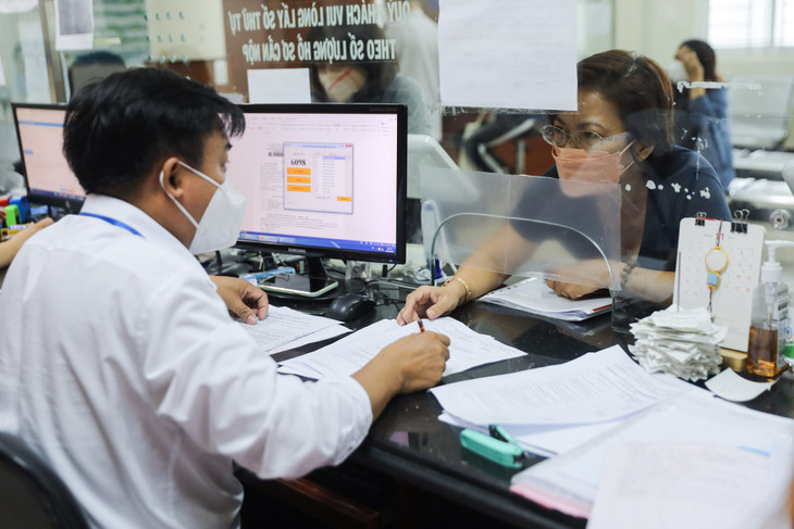 Người dân làm thủ tục hành chính tại UBND TP Thủ Đức