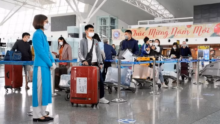 Bộ GTVT yêu cầu rà soát quy trình sau vụ nhân viên bốc xếp trộm đồ tại Nội Bài