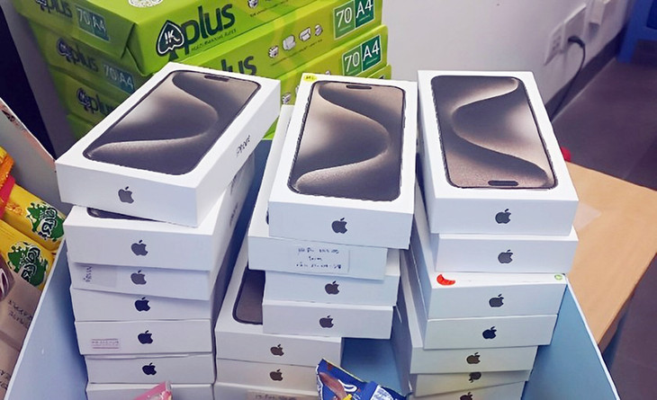 20 chiếc điện thoại hiệu iphone 15 Pro Max nhập lậu có giá trị khoảng 700 triệu đồng do Hải quan Cảng hàng không quốc tế Đà Nẵng phát hiện