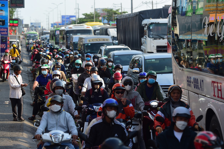 Quốc lộ 1 đoạn qua huyện Bình Chánh thường xuyên ùn tắc, nhất là dịp lễ tết