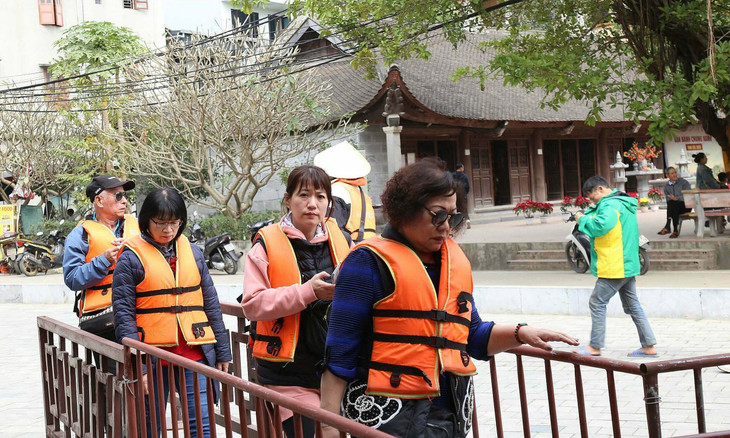 Đoàn khách Trung Quốc đến thăm Ninh Bình ngày mùng một Tết