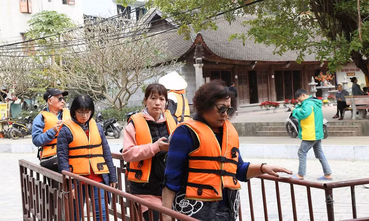 Đoàn khách Trung Quốc đến thăm Ninh Bình ngày mùng một Tết