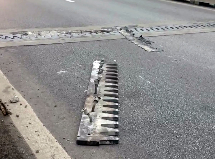 Khe co giãn bị bung bật trên cao tốc Khe co giãn bị bung bật trên cao tốc