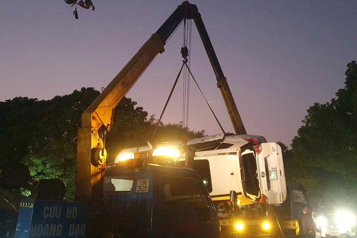 Chiếc xe gặp nạn được trục vớt khỏi hiện trường