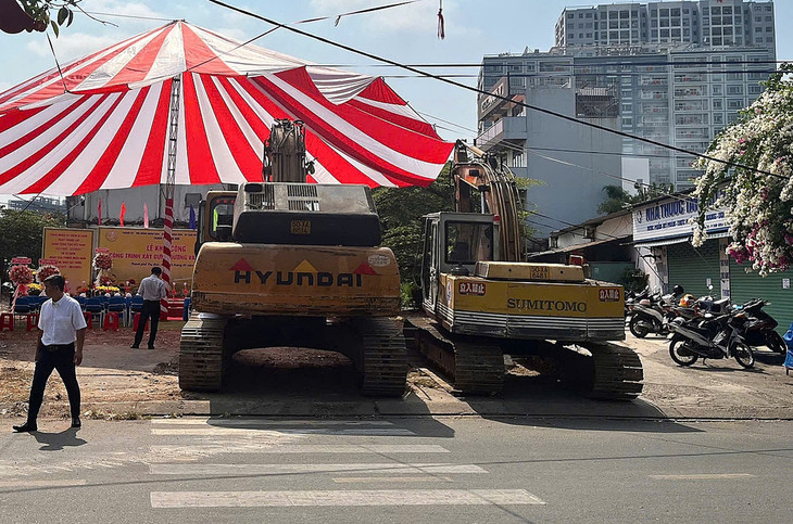 Xe, máy xúc được huy động chuẩn bị thi công công trình