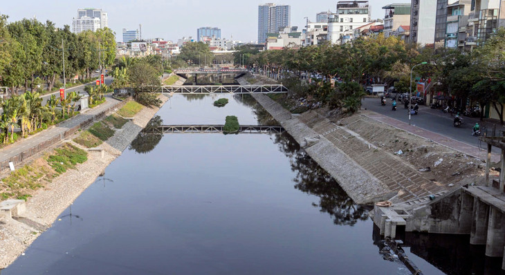Sông Tô Lịch nhìn từ cầu vượt Lê Văn Lương về phía hạ lưu