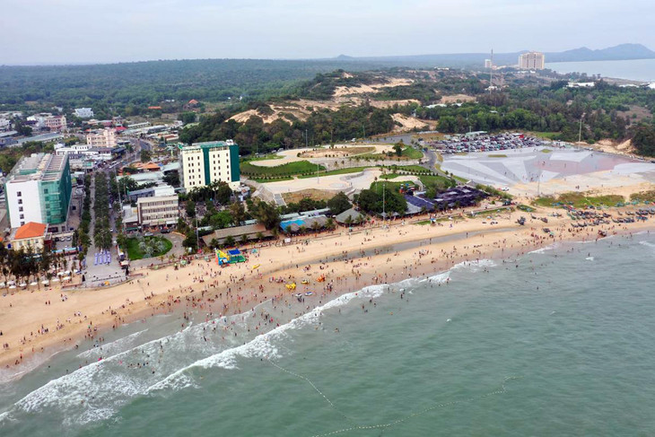 Bãi tắm công cộng tại Hồ Tràm (huyện Xuyên Mộc) khá đông khách tắm biển