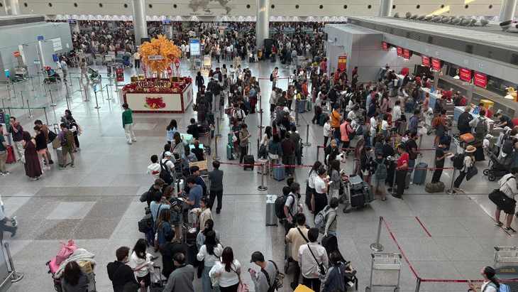 Sân bay Tân Sơn Nhất nhộn nhịp từ sáng sớm mùng 5 Tết Ất Tỵ 2025
