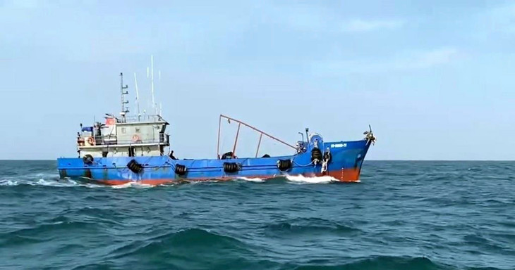 Tàu cá BV 99889 TS được dẫn giải về Cảng Hải đội 421/Hải đoàn 42 thuộc Bộ Tư lệnh Vùng Cảnh sát biển 4 phục vụ công tác điều tra