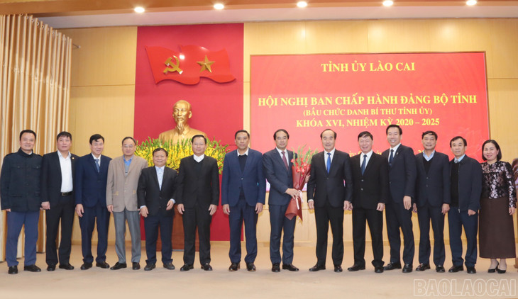 Ban Thường vụ Tỉnh ủy Lào Cai tặng hoa chúc mừng tân Bí thư Tỉnh ủy Trịnh Xuân Trường. Ảnh: Báo Lào Cai