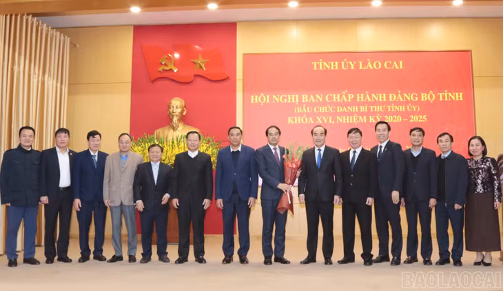 Ban Thường vụ Tỉnh ủy Lào Cai tặng hoa chúc mừng tân Bí thư Tỉnh ủy Trịnh Xuân Trường. Ảnh: Báo Lào Cai