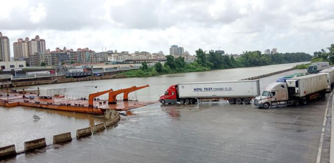 Xe hàng đi qua cầu phao tạm nối TP. Móng Cái (Việt Nam) với TP. Đông Hưng (Trung Quốc)