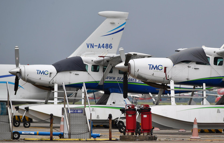 Những chiếc thủy phi cơ cũng được tập hợp riêng một góc và phủ bạt trước khoang lái, bảo vệ cabin.